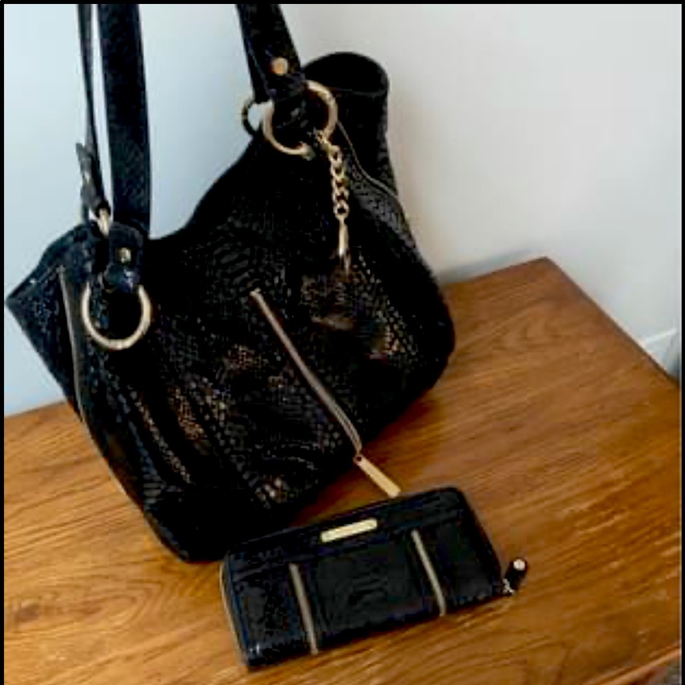 Authentic Michael Kors pockets book and large matching wallet